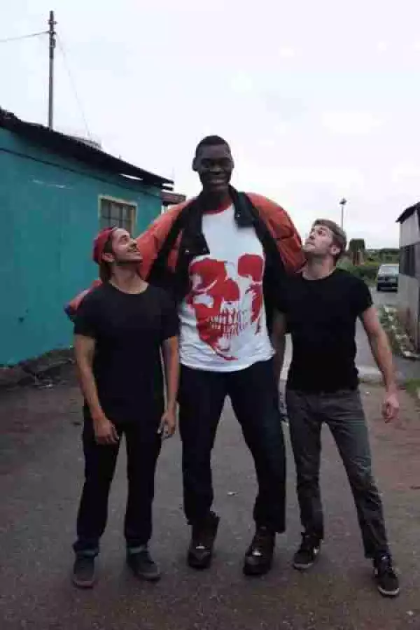 See Hilarious Reaction Of 2 Oyinbo Men When They Posed With Nigerian Tallest Man